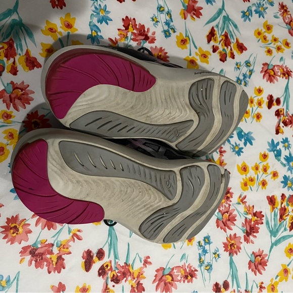 Asics - Picture 2 of 3